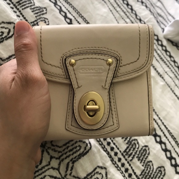 Coach ivory wallet - Picture 6 of 6